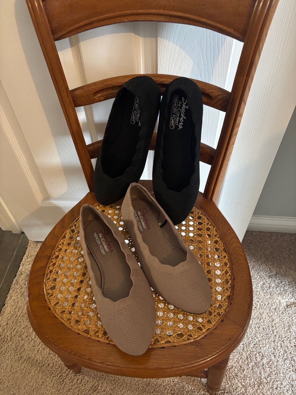 Skechers Women's Slip-On Flats in Black & Taupe Size 10